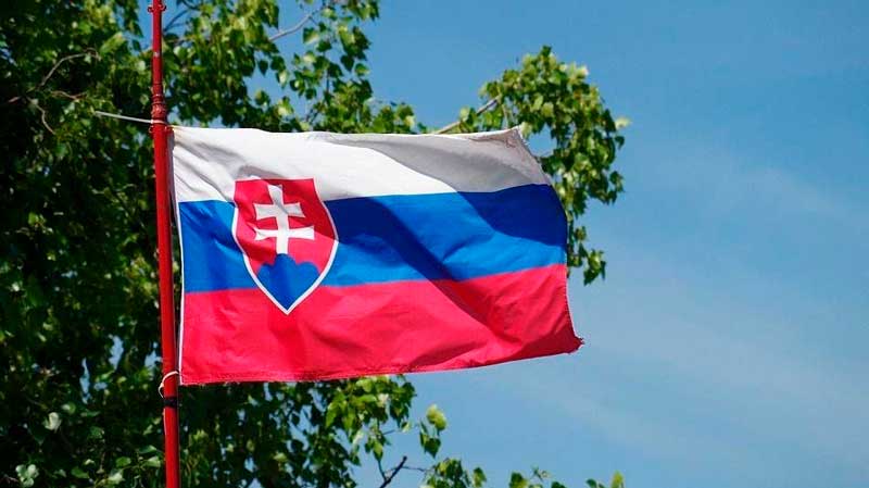 Флаг и герб Словакии: история, значение