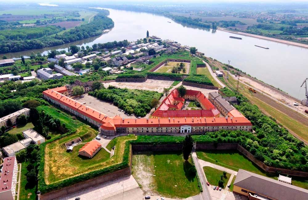 Как была создана крепость Комарно и что находится на ее территории сегодня? 